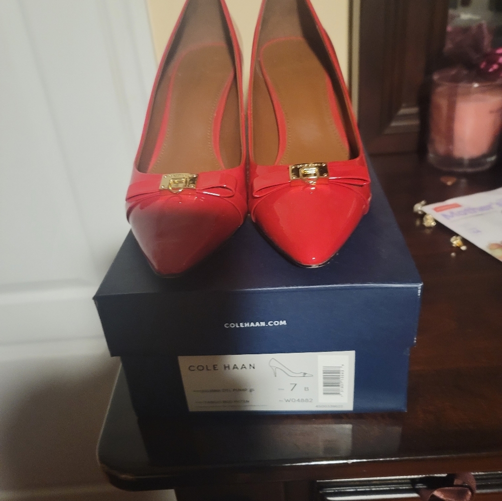 Brand:Cole Haan Color:Red Size 7B